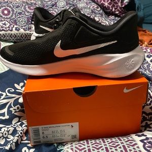 Nike black and white brand New shoes. Revolution 7 Easy On.